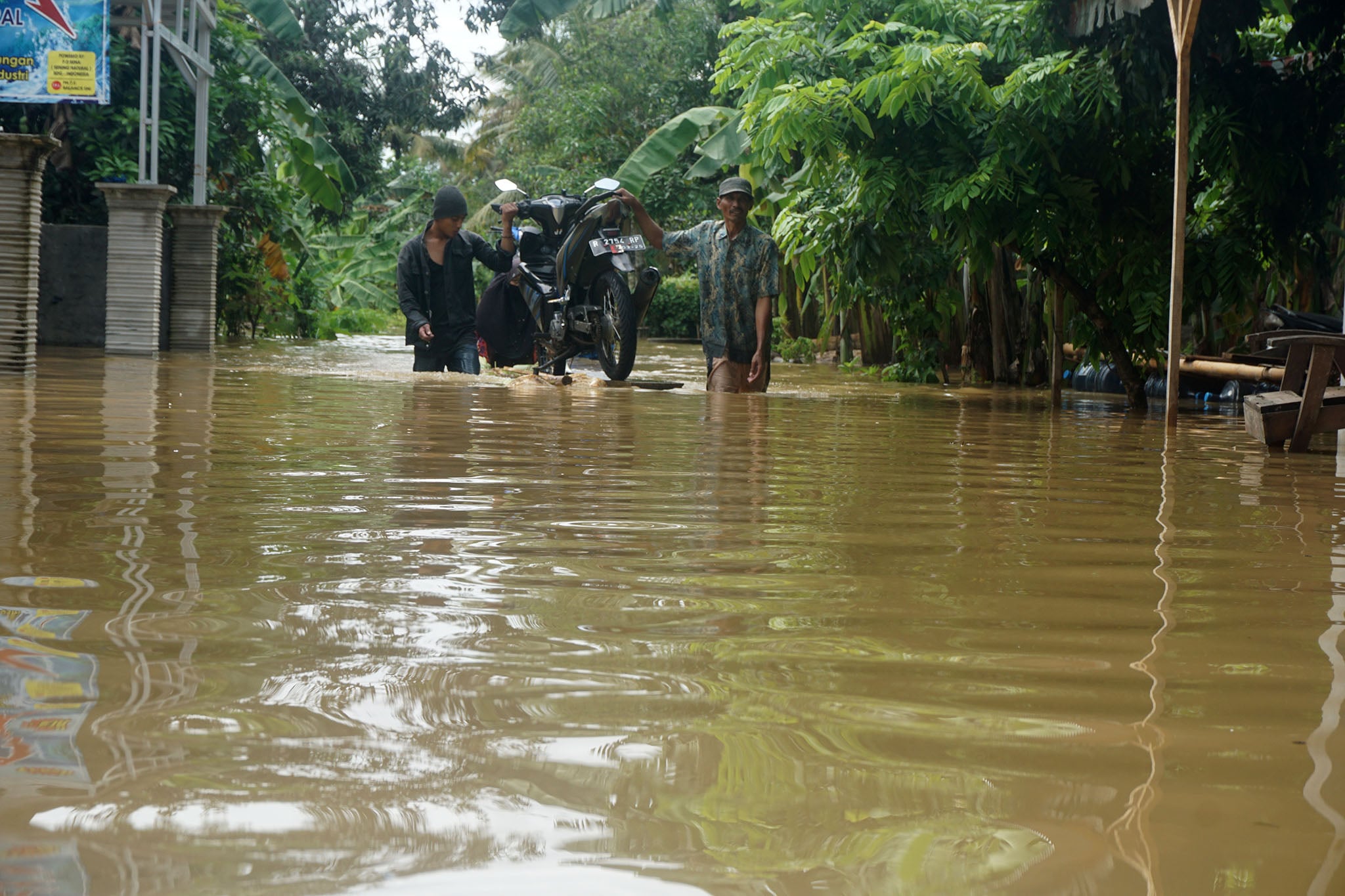 Hujan deras menyebabkan banjir di Cilacap.
