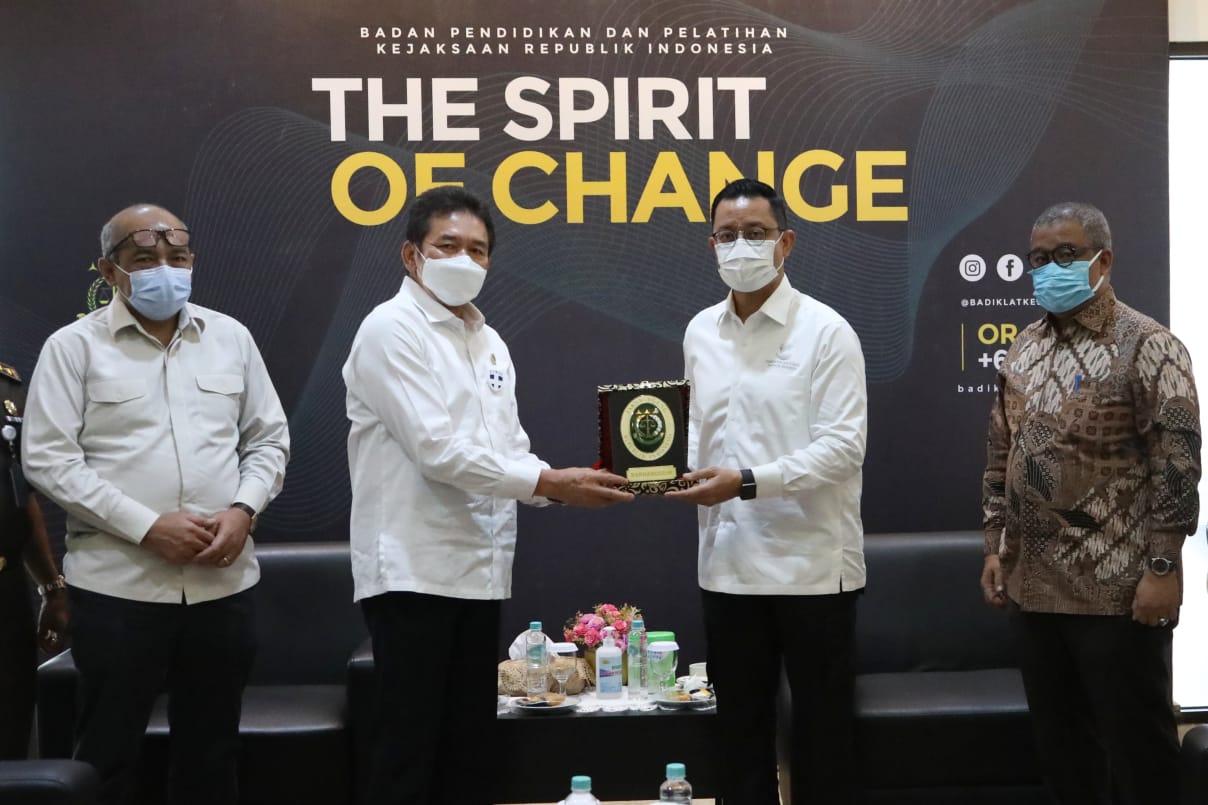 Menteri Sosial Juliari P Batubara (dua kanan) saat melakukan pertemuan dengan Kejaksaan Agung terkait transparansi anggaran.