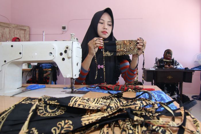 Pelaku UMKM memproduksi masker dari bahan batik di Banyuwangi, Jawa Timur.
