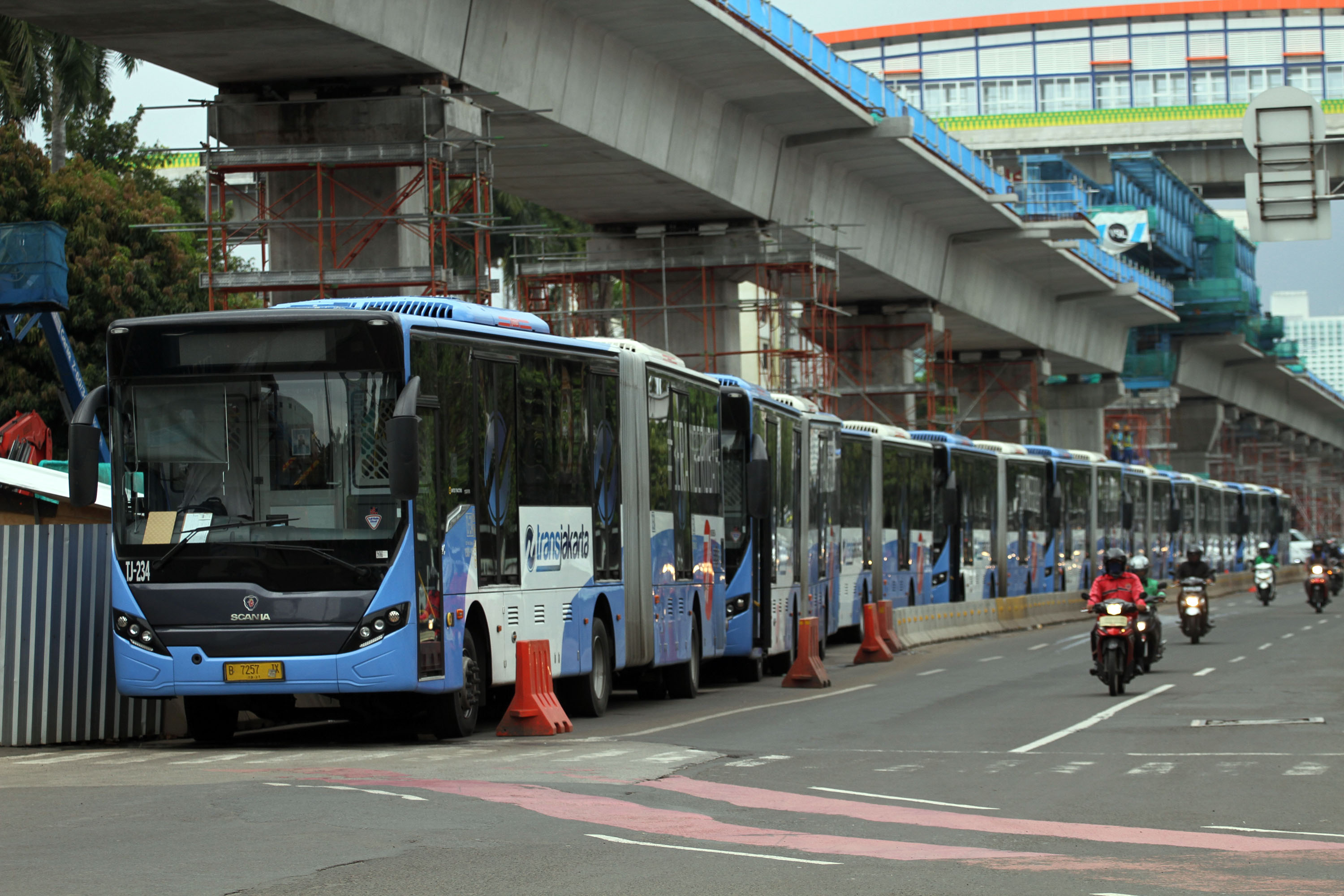 Bus Trans-Jakarta antri untuk memasuki Terminal Blok M di Jalan Panglima Polim Raya, Jakarta Selatan.