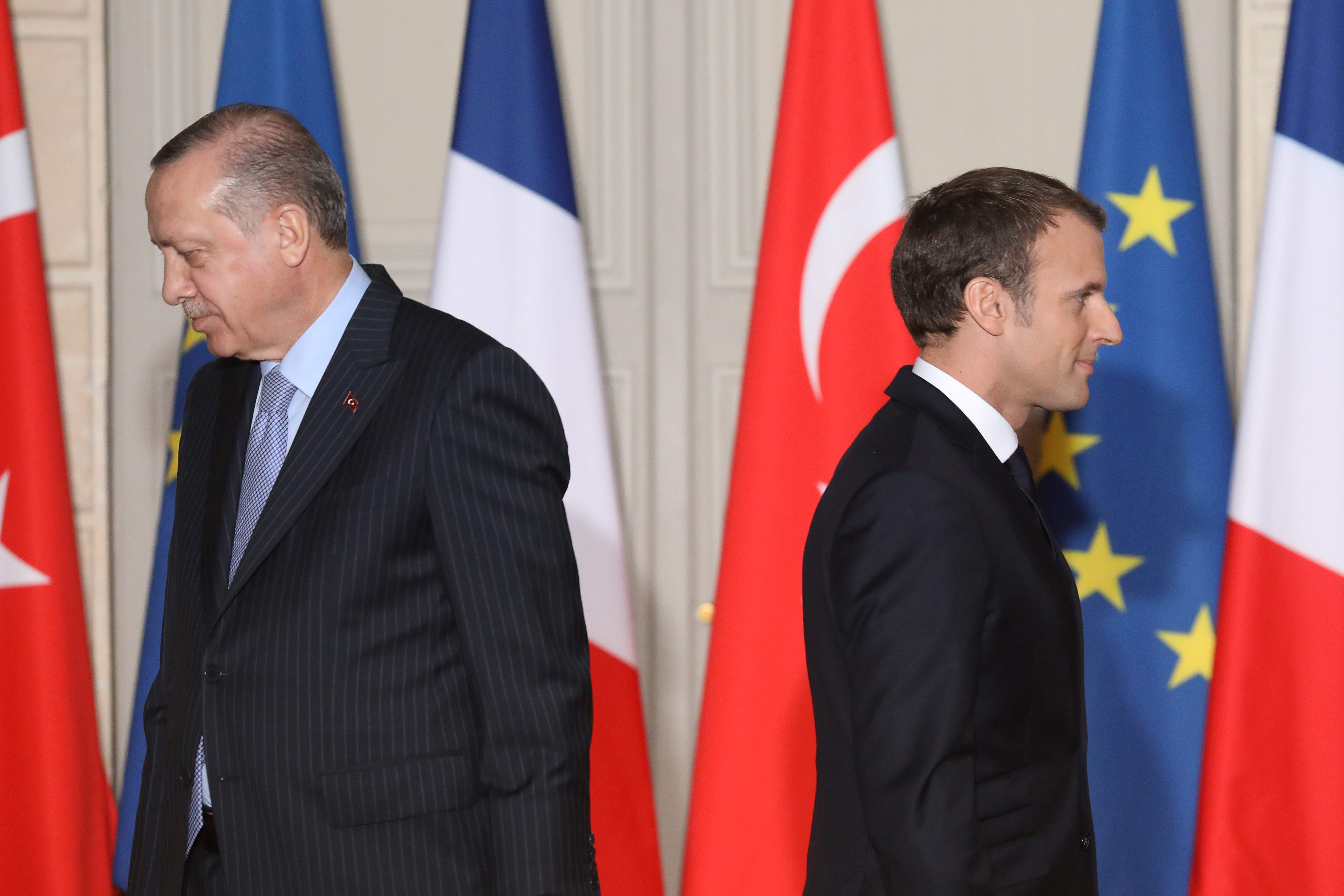 Presiden Turki Recep Tayyip Erdogan (kiri) dan Presiden Prancis Emmanuel Macron.