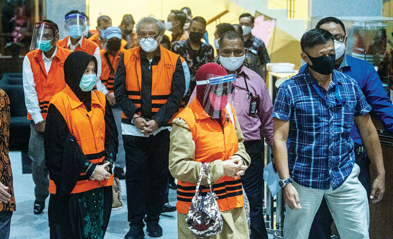 Petugas mengawal 11 tersangka mantan anggota DPRD Provinsi Sumatra Utara periode 2009-2014 dan 2014-2019 terkait dengan kasus dugaan korupsi