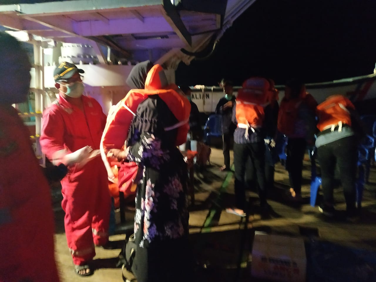 Penumpang KMP Mutiara Pertiwi III yang kandas dievakuasi.