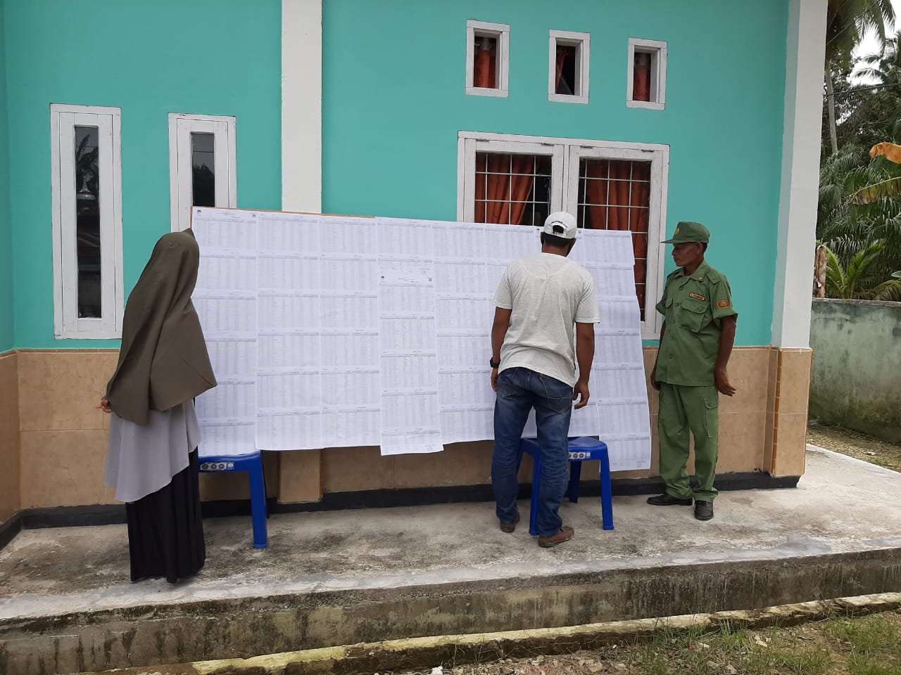 Warga Riau memeriksa apakah nama mereka ada dalam DPT yang telah dipasang di sejumlah PPS.