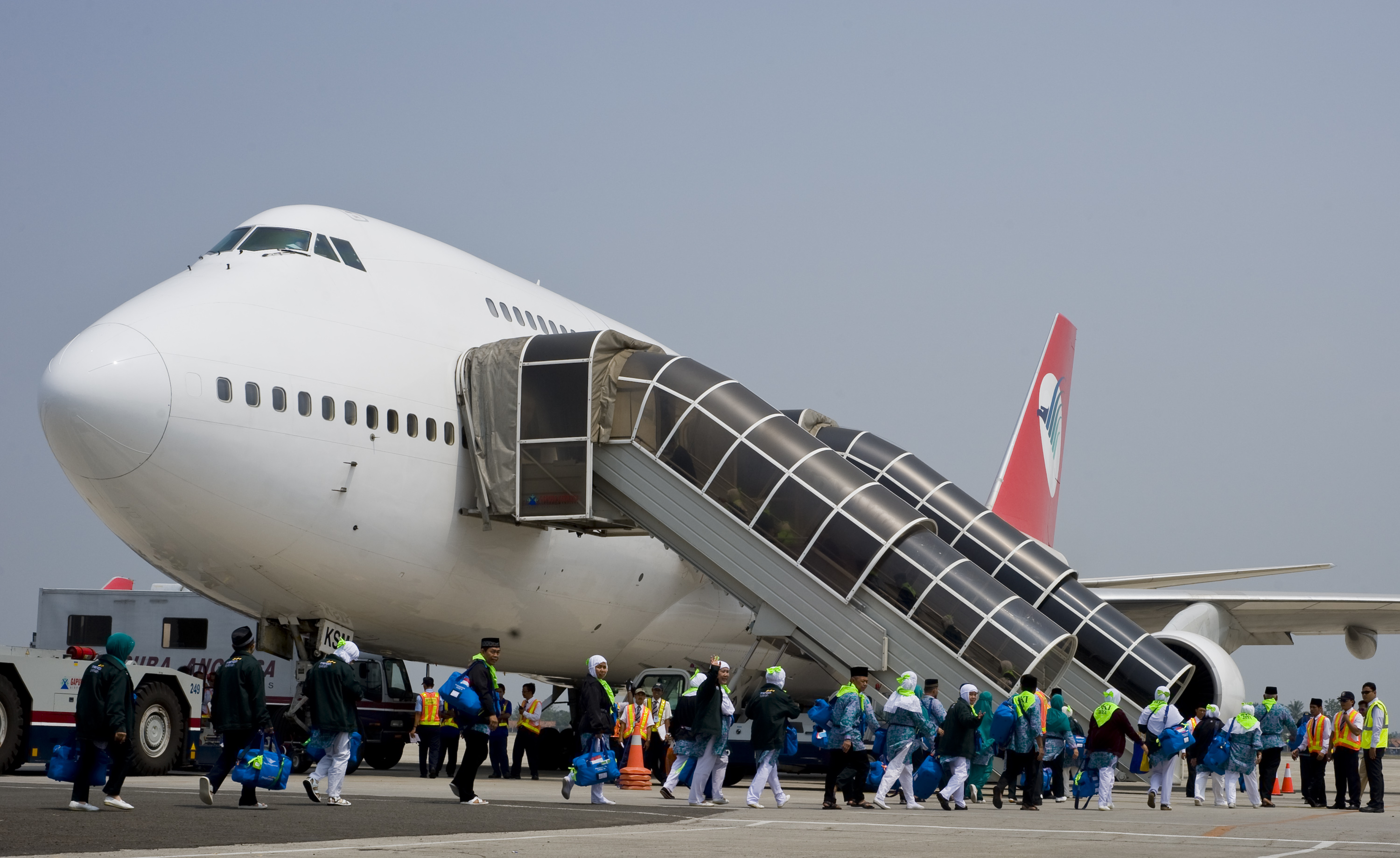 Ilustrasi--Sejumlah jemaah haji Kloter 1 DKI Jakarta berjalan menuju pesawat yang akan membawa mereka ke ke Tanah Suci, Arab Saudi.