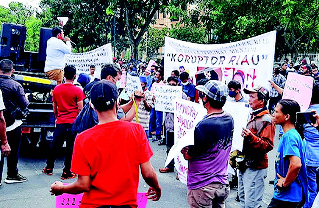 Massa yang tergabung dalam Gerakan Pemuda Mahasiswa Pekanbaru Peduli Keadilan berunjuk rasa di depan Kantor Kejaksaan Tinggi Riau, kemarin.