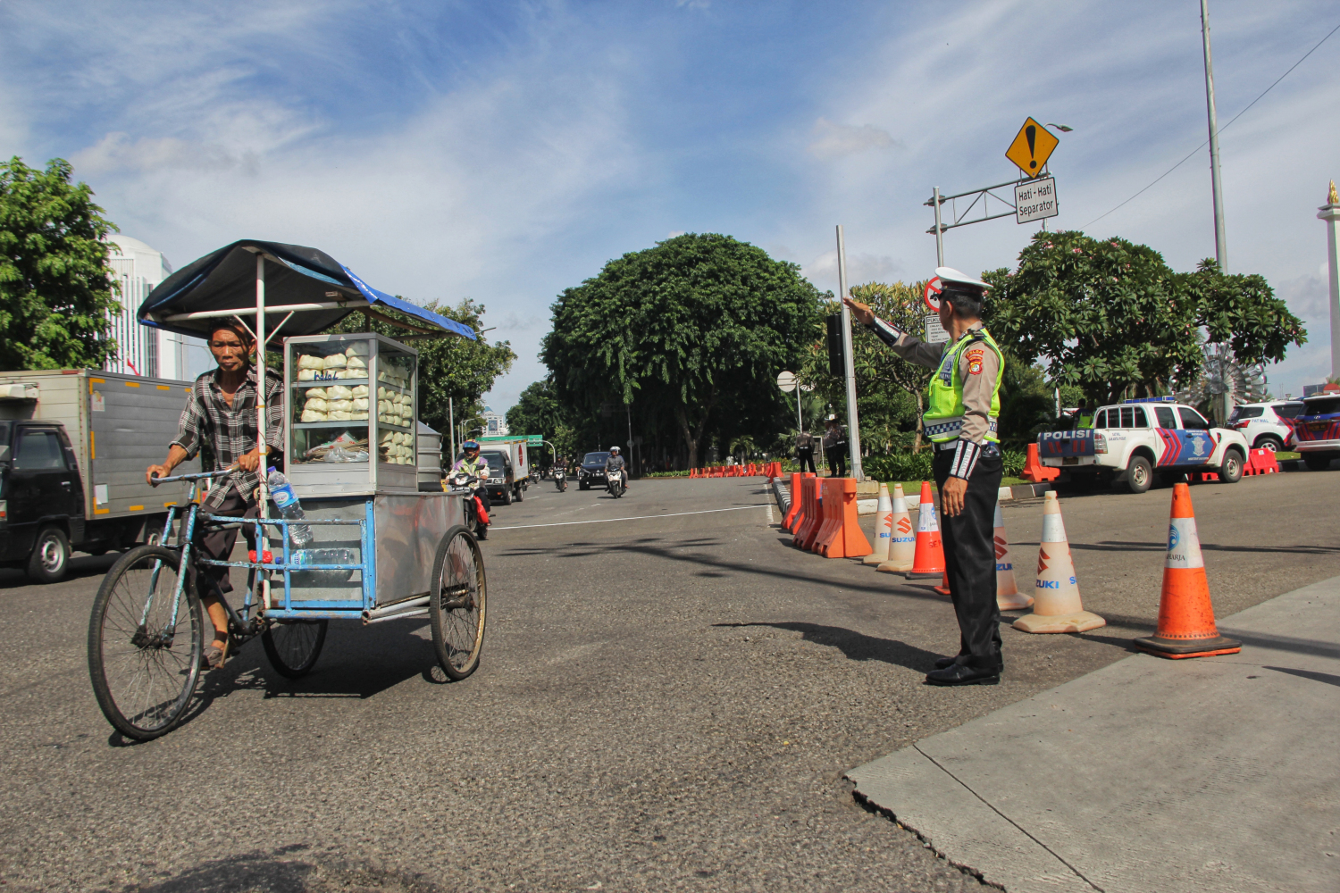 Direktorat Lalu Lintas (Ditlantas) Polda Metro Jaya melakukan rekayasa lalu lintas di sekitar jalan Istana Negara, Jakarta Pusat.