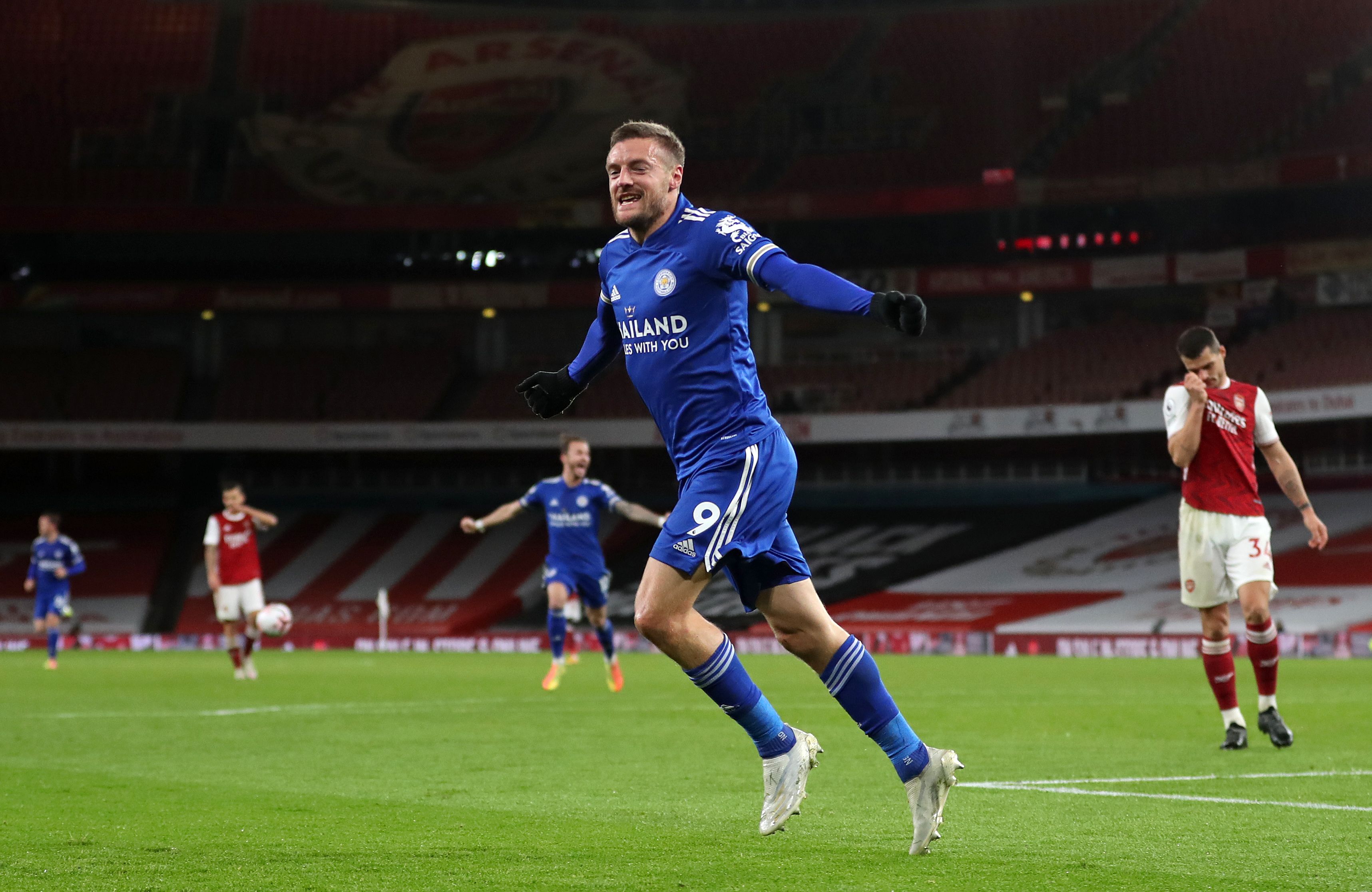 Penyerang Leicester City Jamie Vardy melakukan selebrasi usai mencetak gol ke gawang Arsenal dalam laga Liga Primer Inggris.