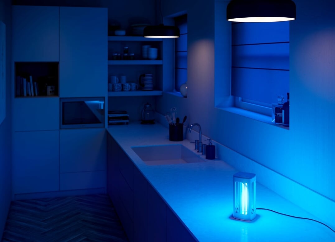 Lampu disinfeksi yang memancarkan sinar UV-C ini diklaim dapat membinasakan virus corona. 