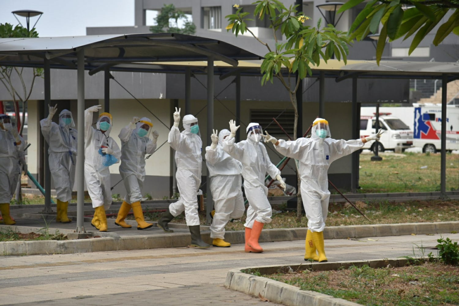 Aktivitas tim medis saat hendak menangani para pasien covid -19 di di Wisma Atlet, Kemayoran, Jakarta Pusat, Jumat (11/9/2020).