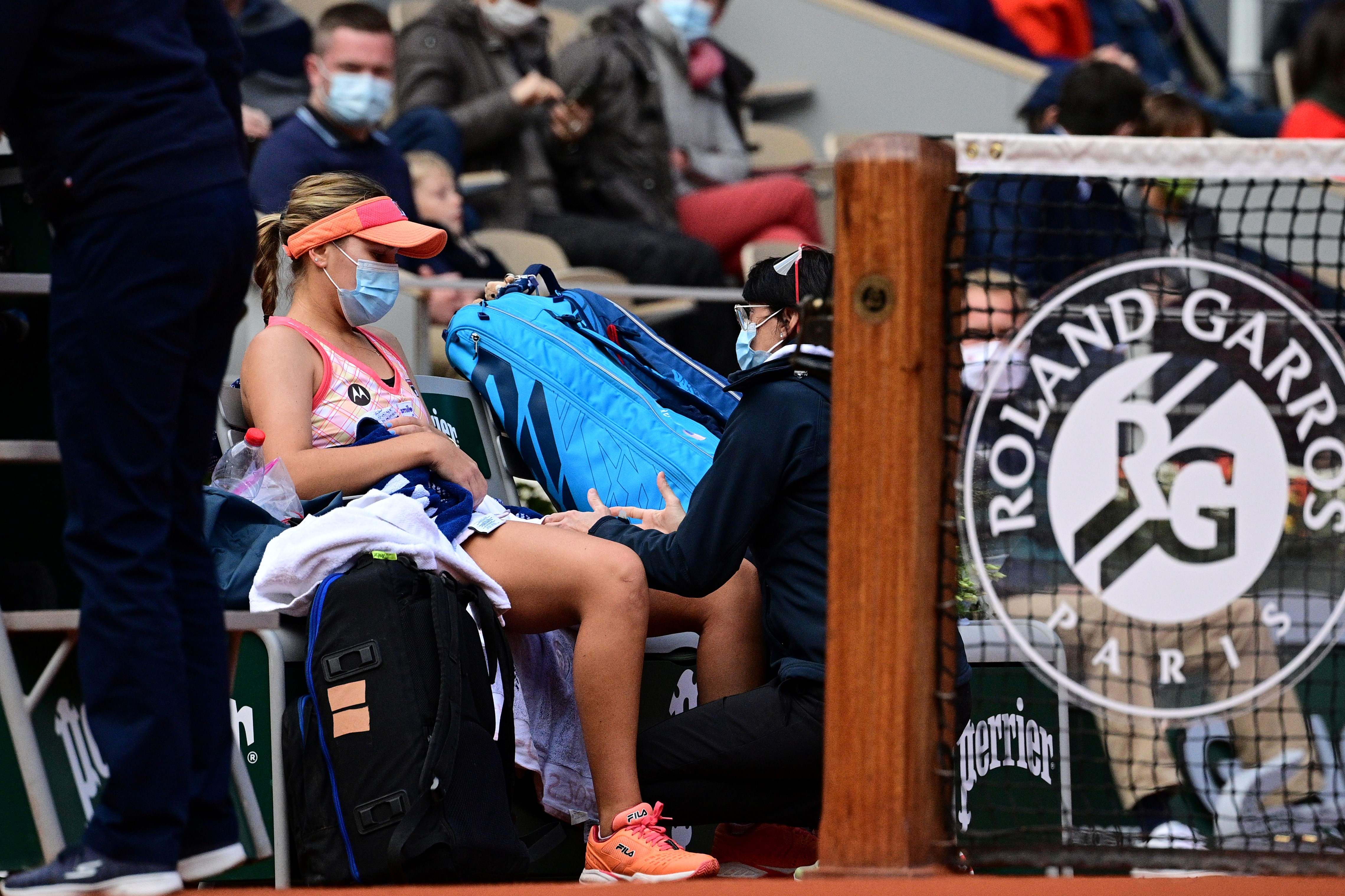 Sofia Kenin mendapatkan bantuan petugas medis di laga final Prancis Terbuka.