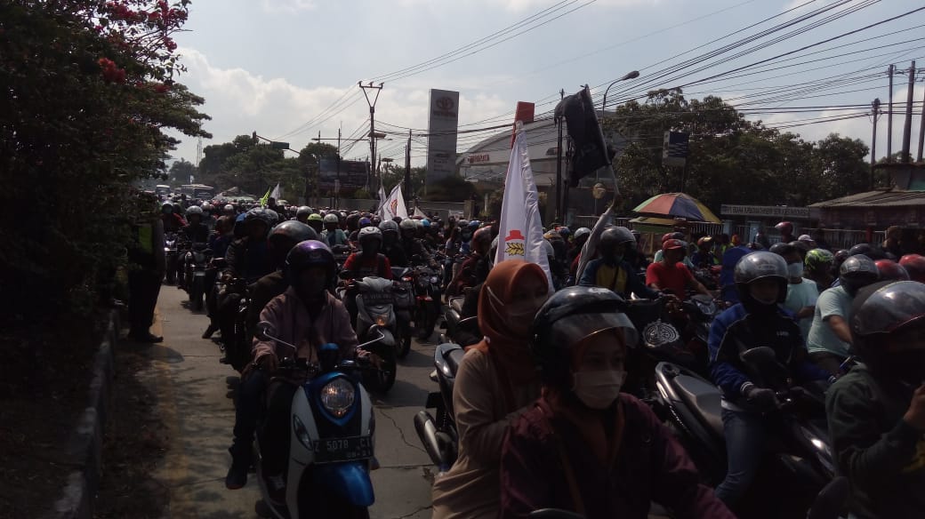 Demo aliansi buruh dan mahasiswa tergabung dalam Formo melakukan long march dari Jl Raya Rancaelke menuju Cileunyi, Selasa (20/10/2020)