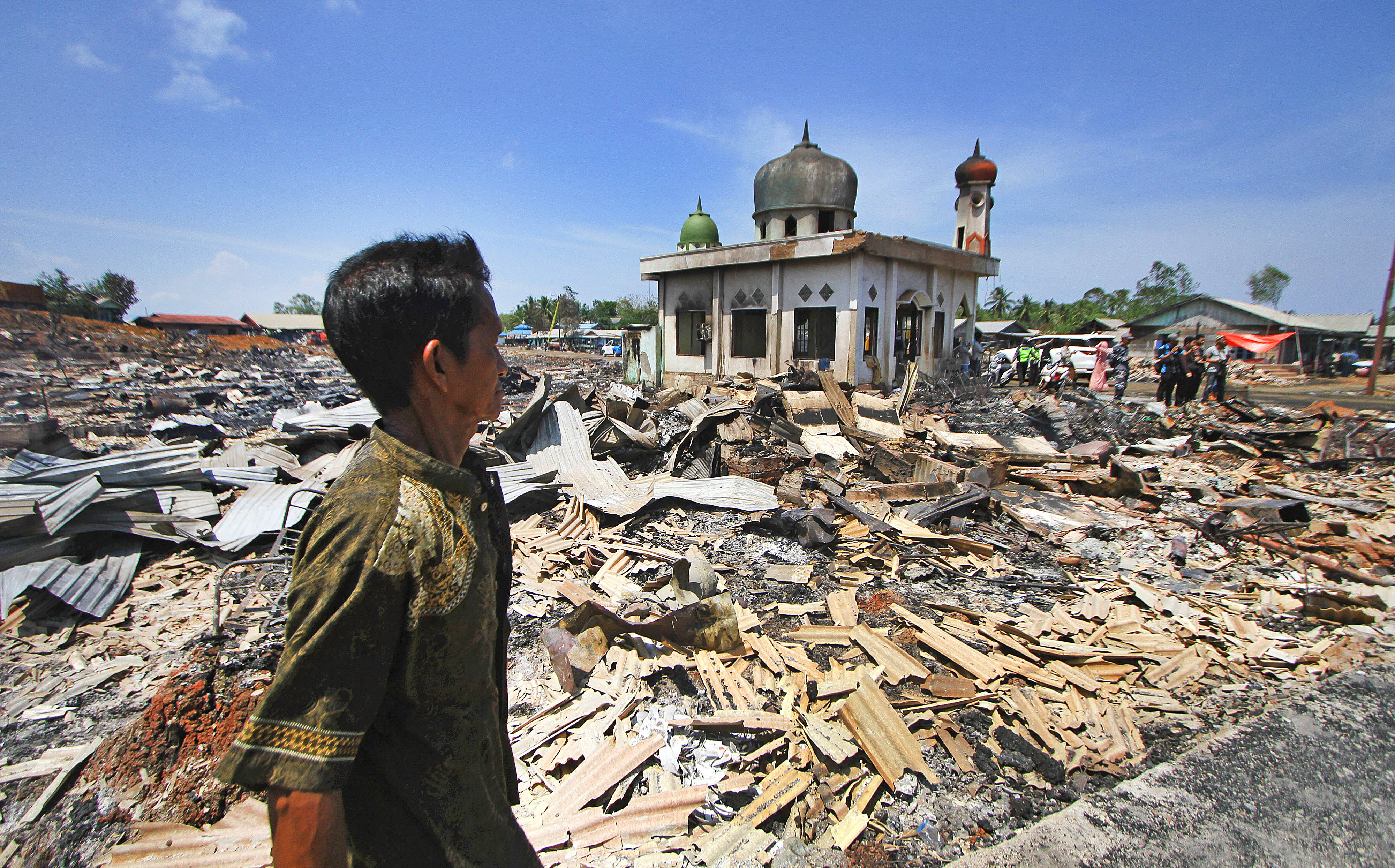 Waraga melintas dibekas kebakaran di Kotabaru, Jumat dini hari (30/10/2020)