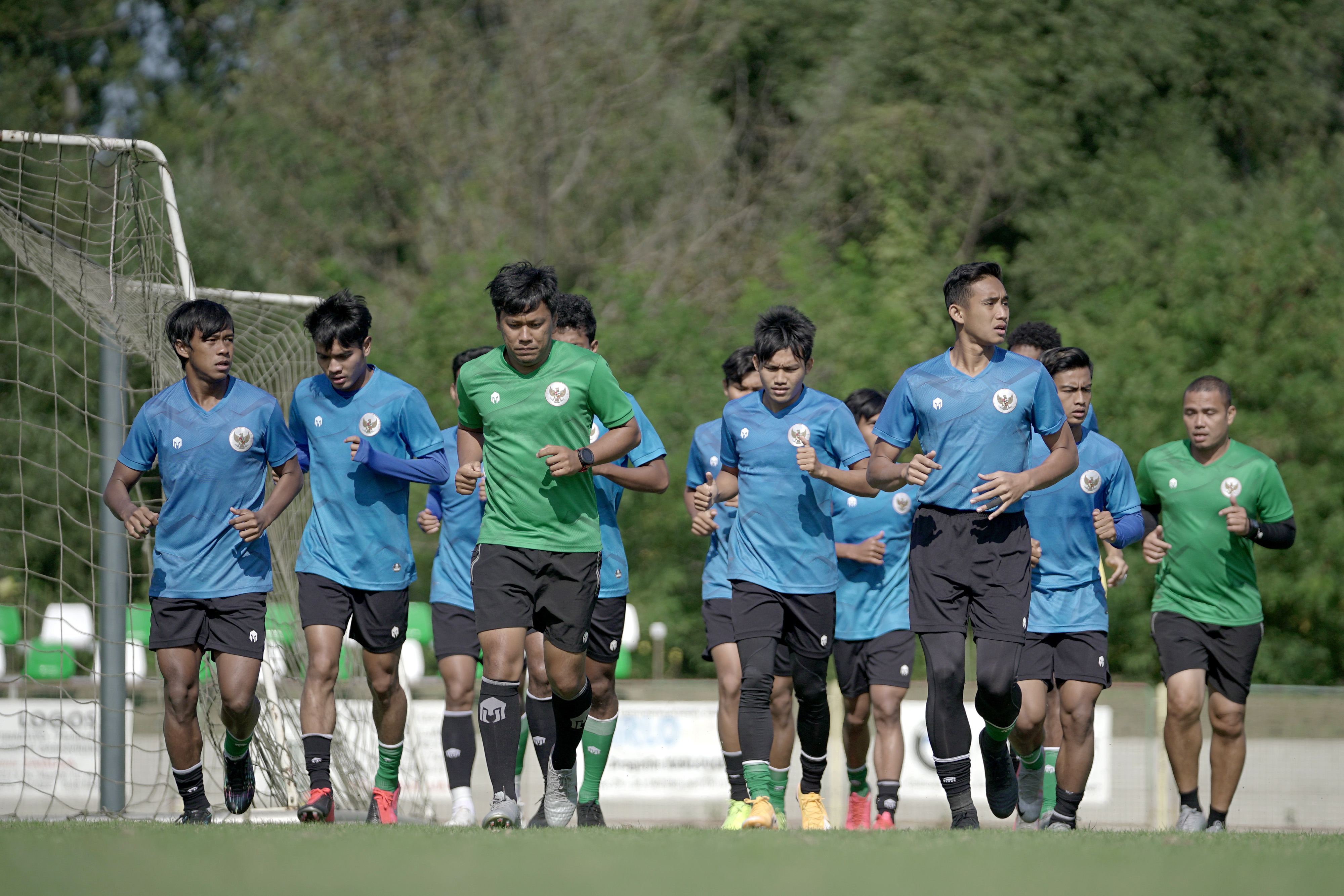TMNAS Indonesia U-19 dan ofisial melakukan pemanasan saat pemusatan latihan di Kroasia, Jumat (18/9/2020).