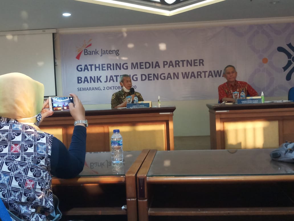  Direktur Utama Bank Jateng Supriyatno menggelar jumpa pers mengenai kinerja Bank Jateng.   