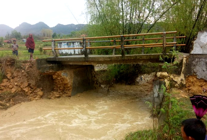 Jembatan antar dusun di Desa Montornah, Kecamatan Sumenep, Jaaa Timur, Kamis (29/10) malam miring dan ambruk sebagian..
