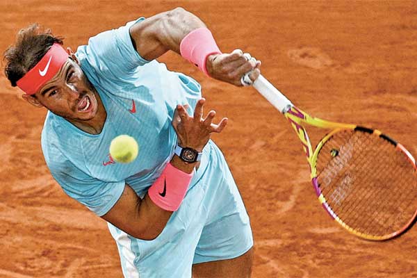 Petenis Spanyol Rafael Nadal melepaskan servis ke arah lawannya, petenis Italia Jannik Sinner pada babak perempat final grand slam Prancis 