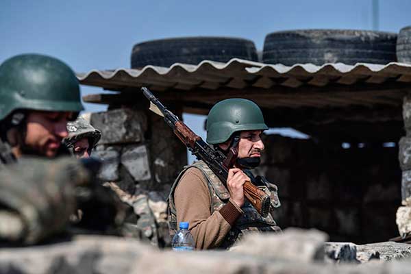 Tentara Armenia sedang berjaga di daerah perbatasan