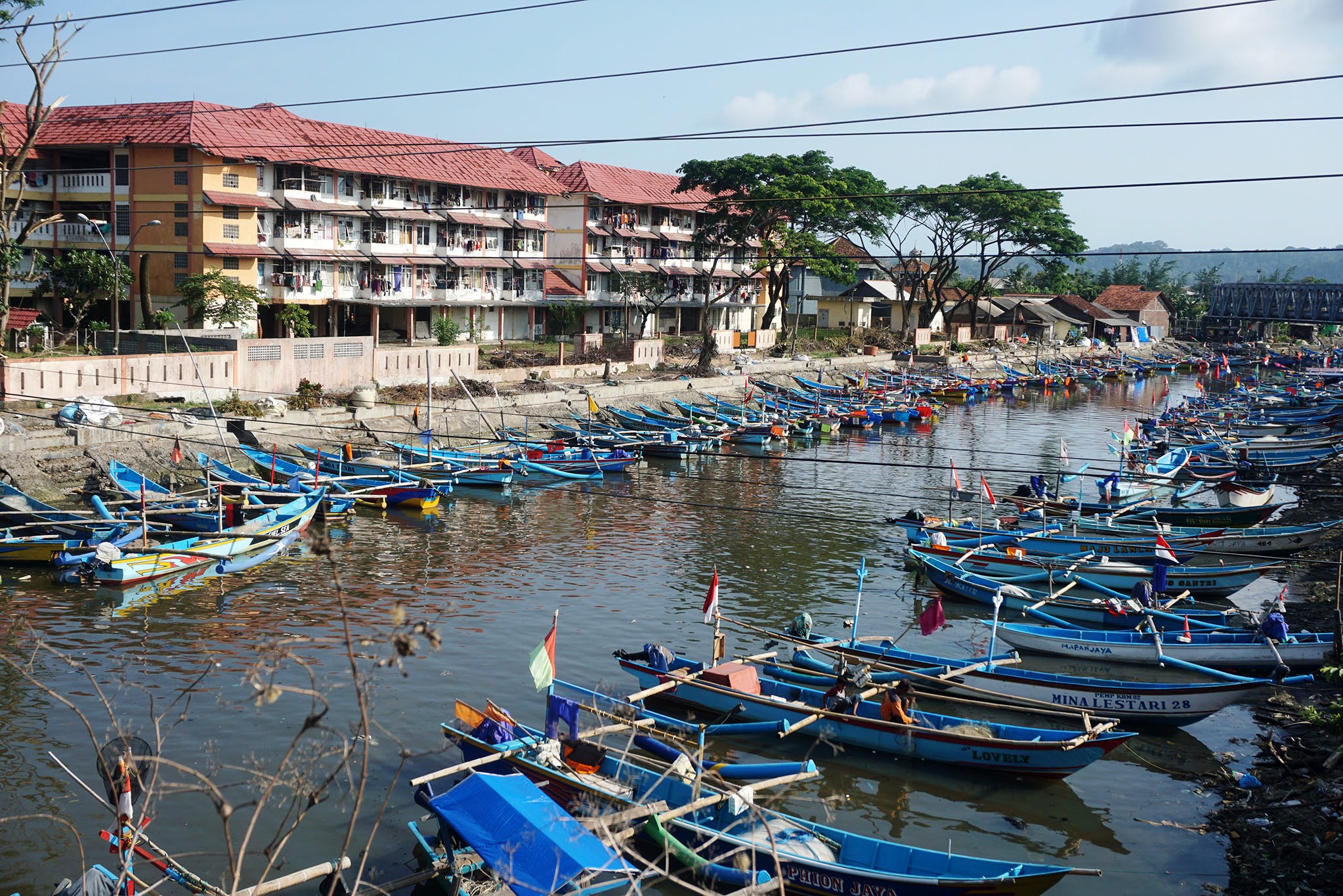 Kapal-kapal kecil milik nelayan di Cilacap, Jawa Tengah (Jateng) terparkir pada Selasa (13/10).