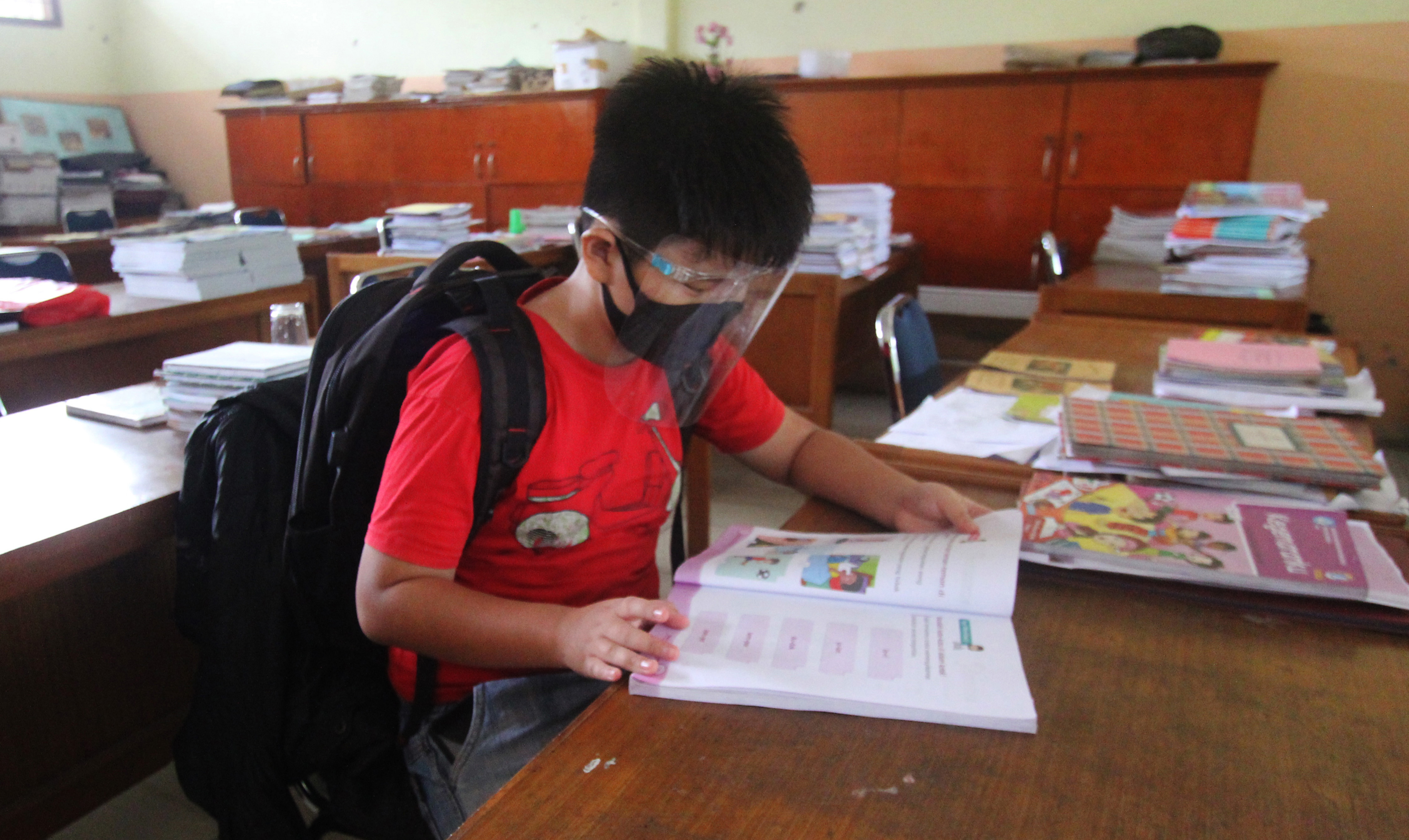 Seorang siswa sekolah dasar mengikuti kegiatan belajar tatap muka pada masa pandemi di Kota Dumai, Dumai, Riau, Rabu (7/10/2020).