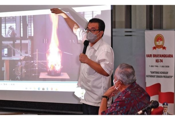 Ahli dari Universitas Indonesia, Yulianto Sulistyo Nugroho, menjelaskan proses terjadinya api dalam konferensi pers tentang kebakaran gedung