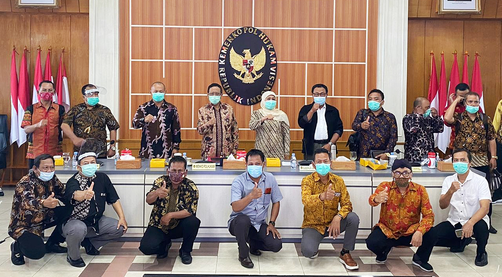 Menko Polhukam Mahfud MD (keempat dari kiri) berfoto bersama seusai menjelaskan substansi UU Cipta Kerja kepada kelompok buruh.