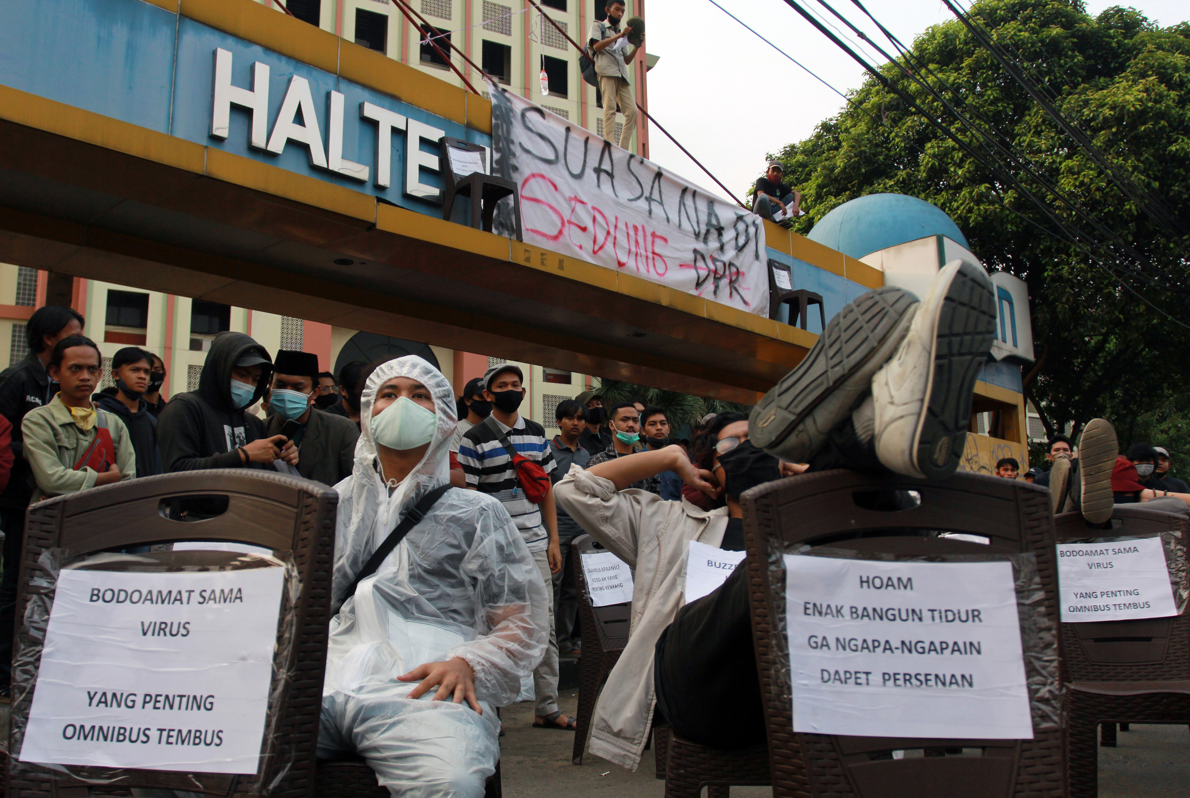 Aksi teatrikal menolak UU Cipta Kerja