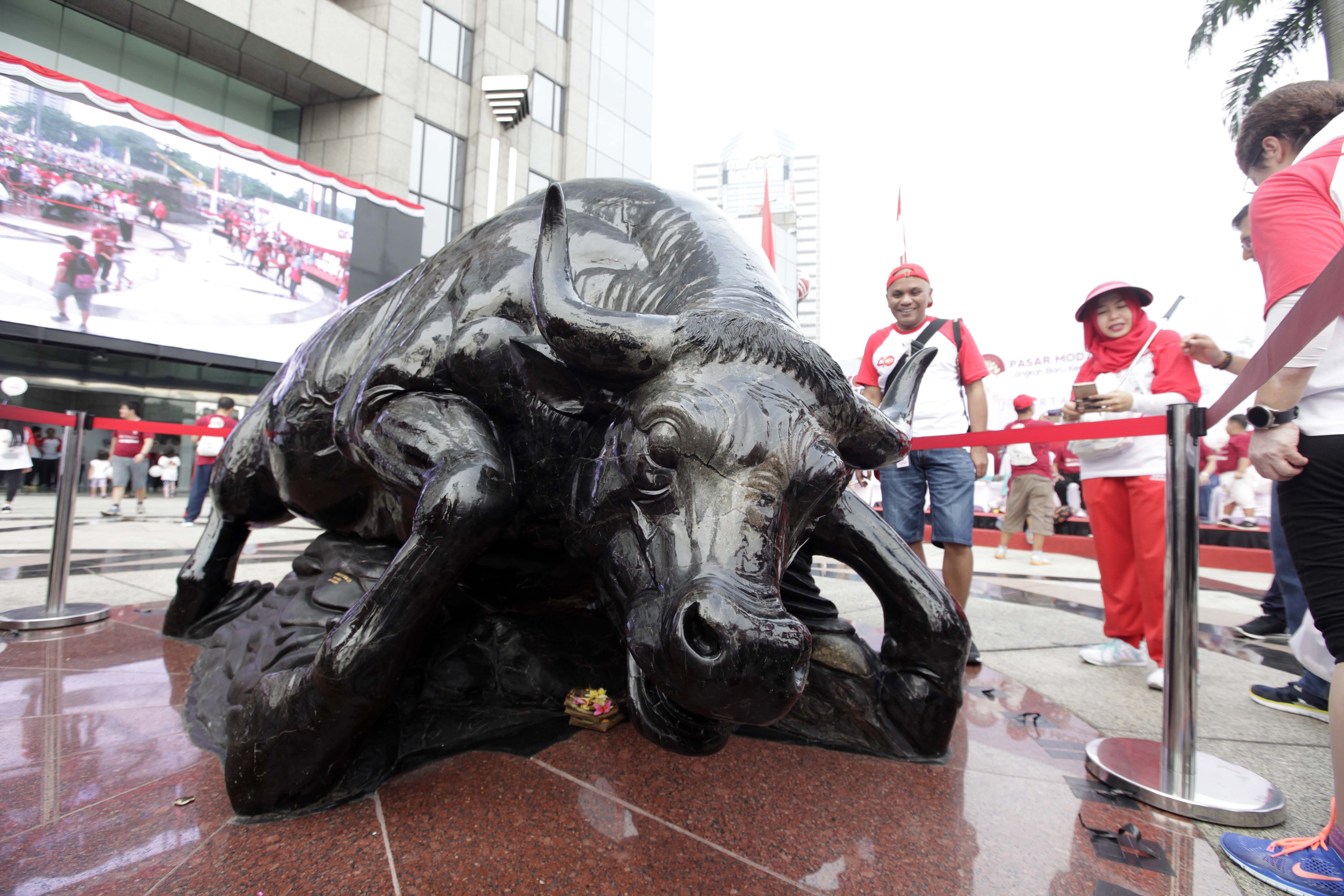 Patung Banteng Wulungan yang menjadi simbol pasar modal Indonesia.
