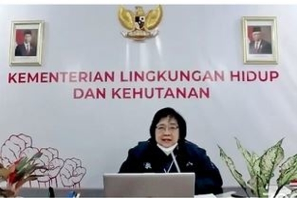 Menteri Lingkungan Hidup dan Kehutanan Siti Nurbaya memberikan pemaparan saat Forum Diskusi Denpasar 12 di Jakarta, kemarin.