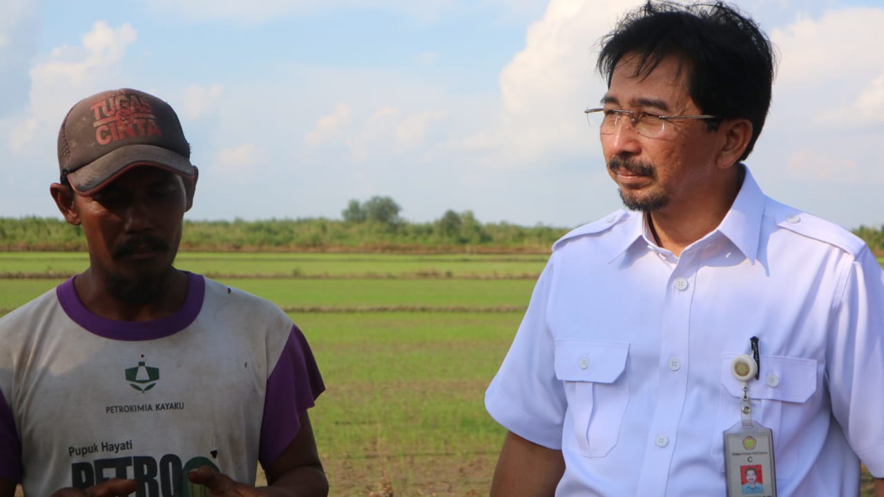 Dirjen Prasarana dan Sarana Pertanian (PSP), Kementan, Sarwo Edhy bersama petani. 
