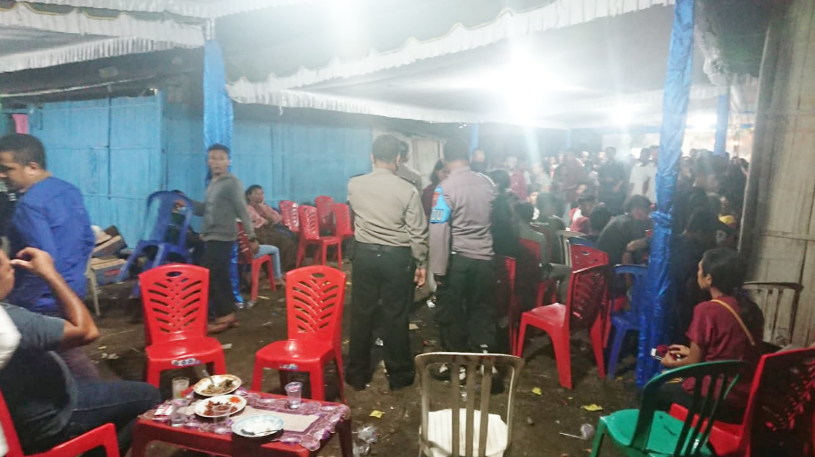 Polisi membubarkan acara hajatan pernikahan di Sikka, Nusa Tenggara Timur, dalam rangka memutus mata rantai penularan