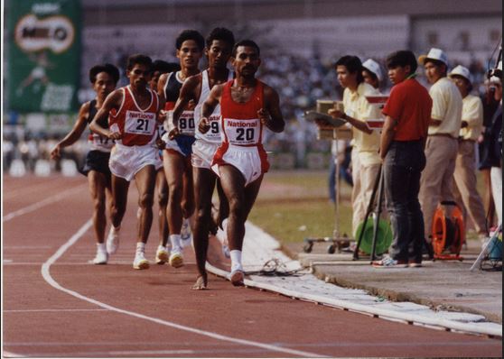 Eduardus Nabunome (paling depan).