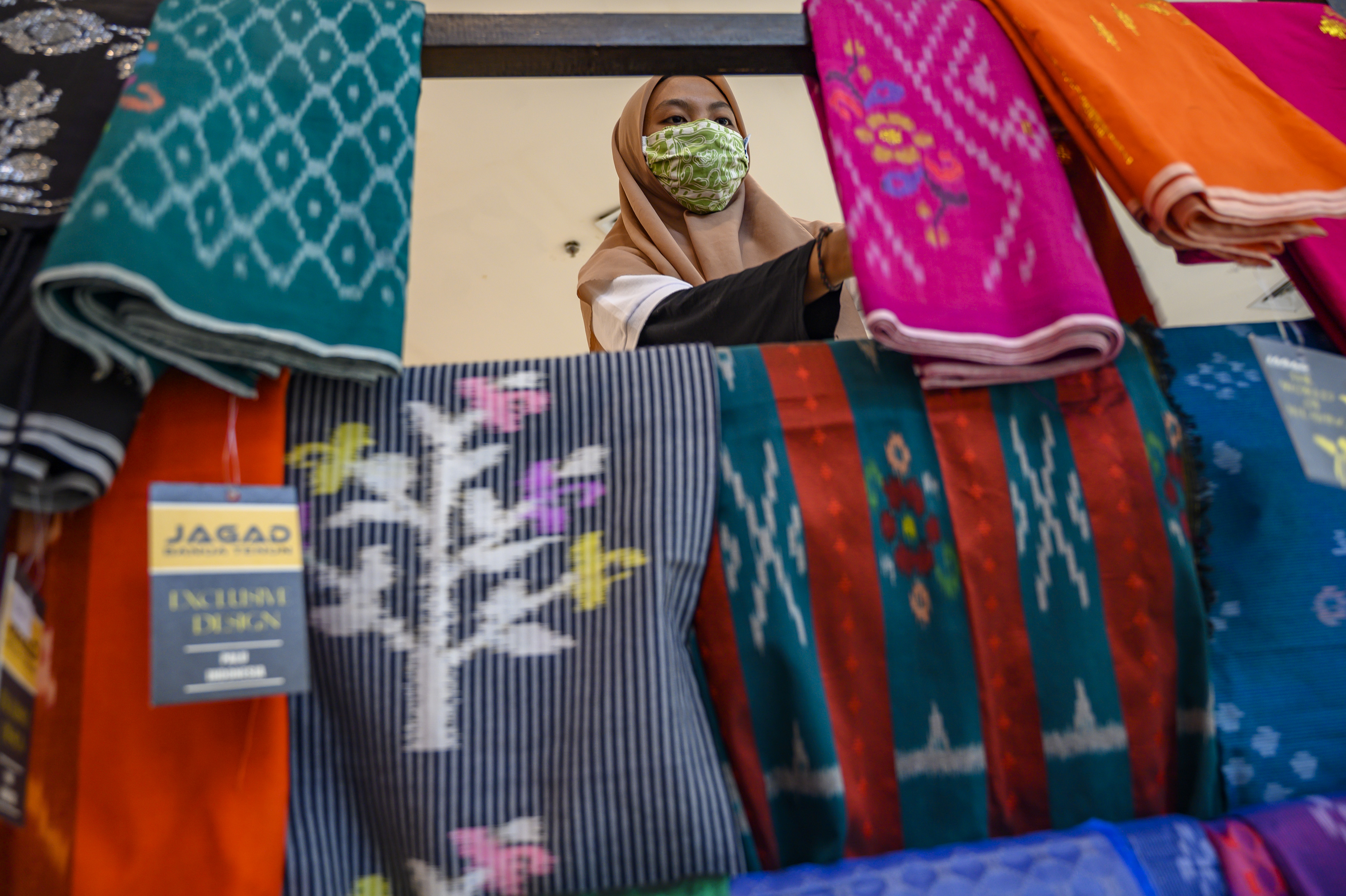 PAMERAN KARYA KREATIF INDONESIA 2020: Seorang pelaku UMKM pada pameran Karya Kreatif Indonesia 2020 di Palu, Sulawesi Tengah, Minggu (11/10)