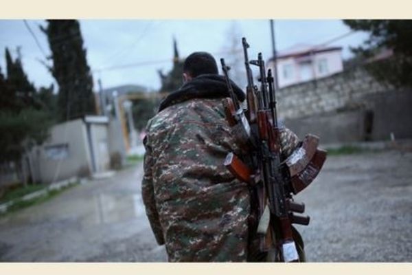 Seorang prajurit pasukan pertahanan diri Nagorno-Karabakh membawa senjata di wilayah Martakert, Azerbaijan.