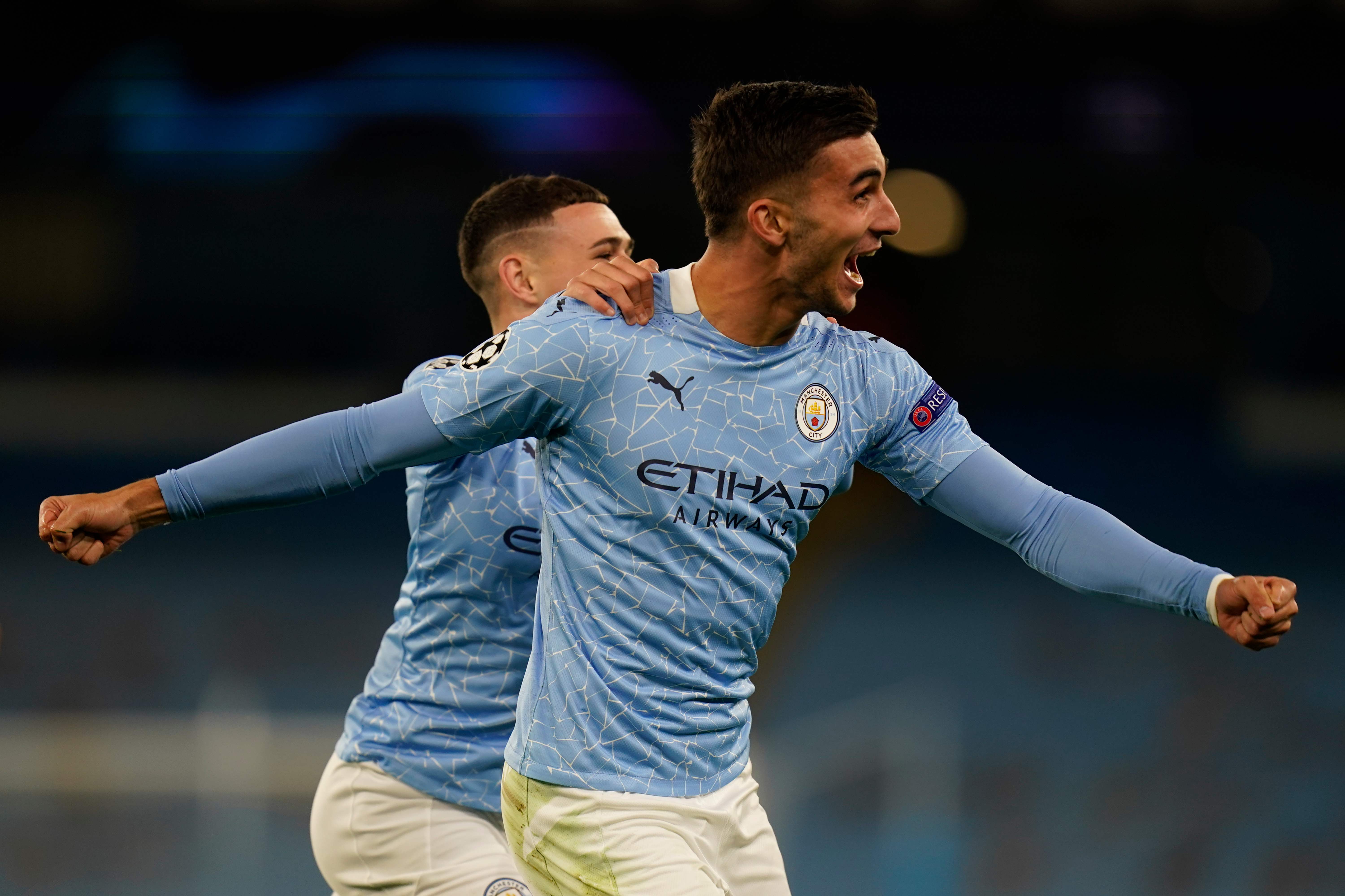 Pemain Manchester City Ferran Torres merayakan gol yang dicetak ke gawang FC Porto dalam laga Liga Champions, Kamis (22/10).  