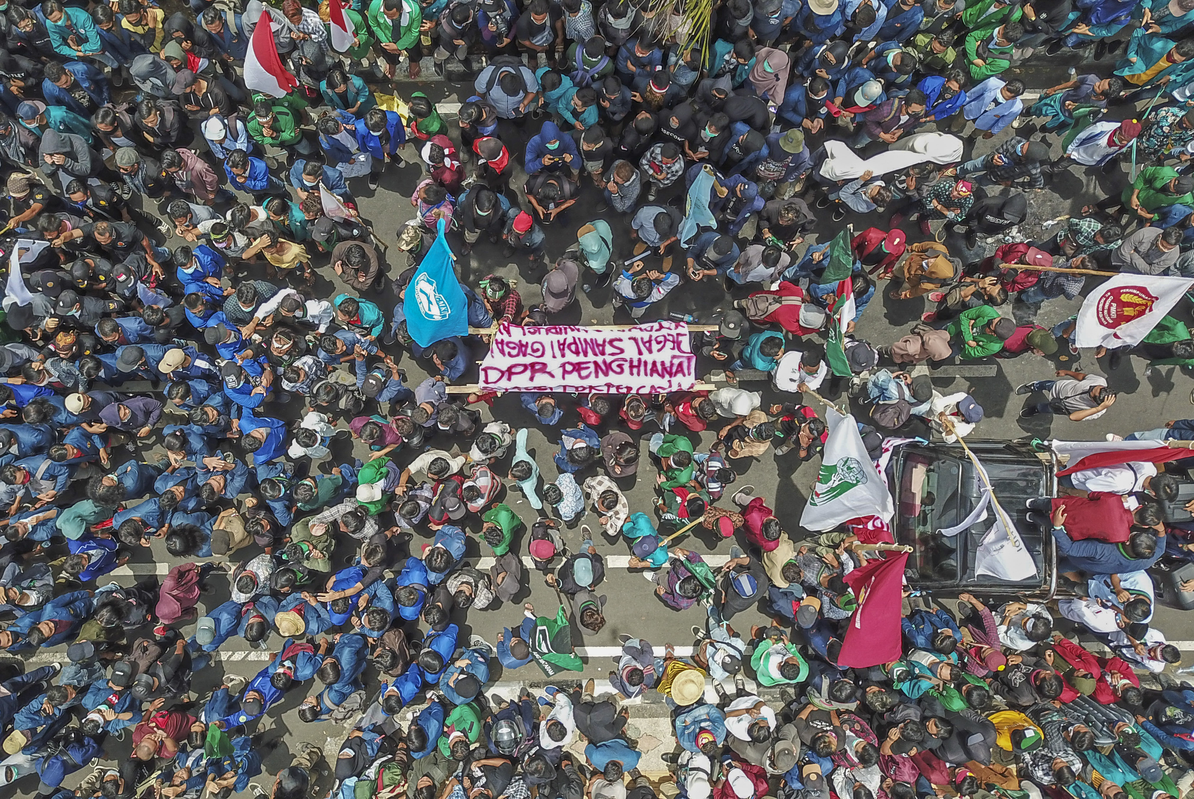 Ribuan mahasiswa yang tergabung dalam Aliansi Mahasiswa NTB berunjuk rasa di depan kantor DPRD