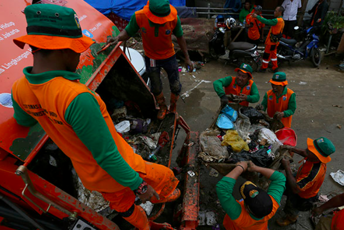 PPSU Cilandak Angkut 1.000 Karung Sedimen Lumpur dan Sampah