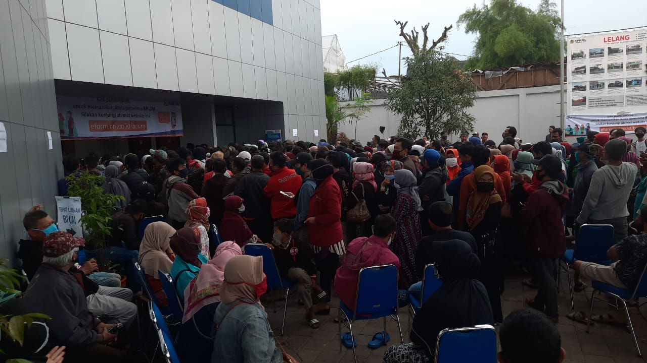 Warga berkerumun di depan kantor Bank BRI Kota Tasikmalaya untuk mencairkan BLT UMKM, Rabu (21/10/2020).