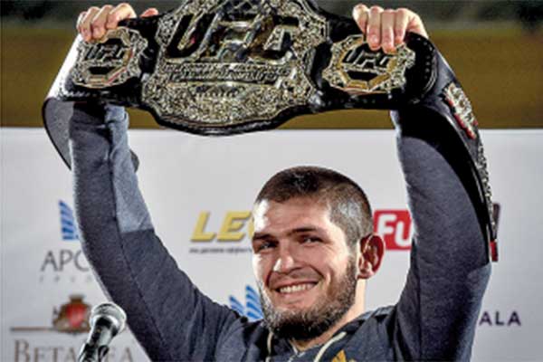 Petarung bebas asal Rusia Khabib Nurmagomedov menunjukkan sabuk juara dunia kelas ringan