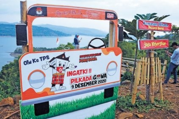 Ilustrasi -- Papan sosialisasi Pilkada 2020 di kawasan wisata alam Bukit Bollangi di Desa Timbuseng, Gowa, Sulawesi Selatan, Kamis (29/10).