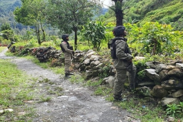 Aparat gabungan TNI dan Polri saat menuju TKP serangkaian kasus pembunuhan di Kabupaten Intan Jaya.  