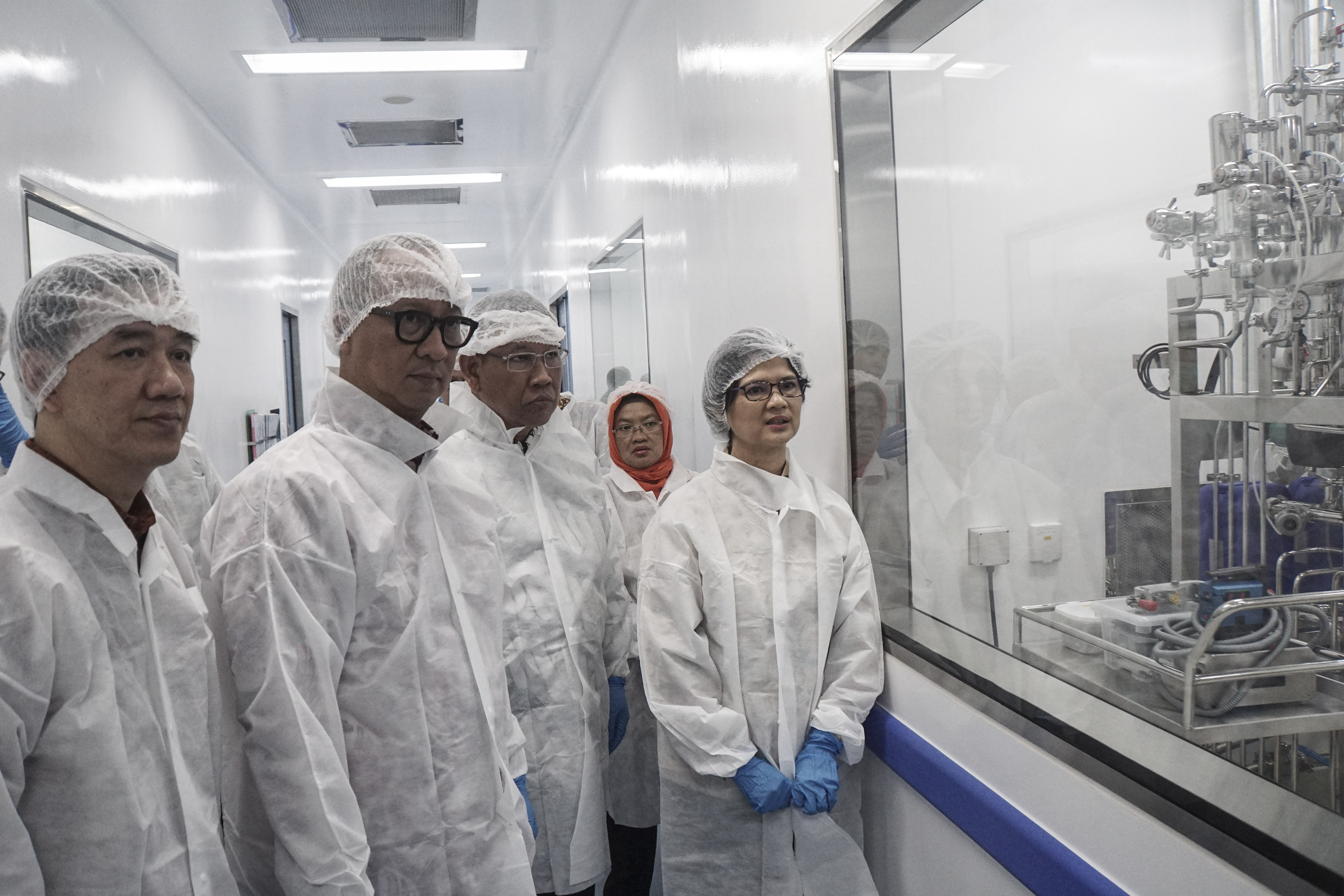 Menperin Agus Gumiwang saat meninjau pabrik farmasi milik Kalbe Farma