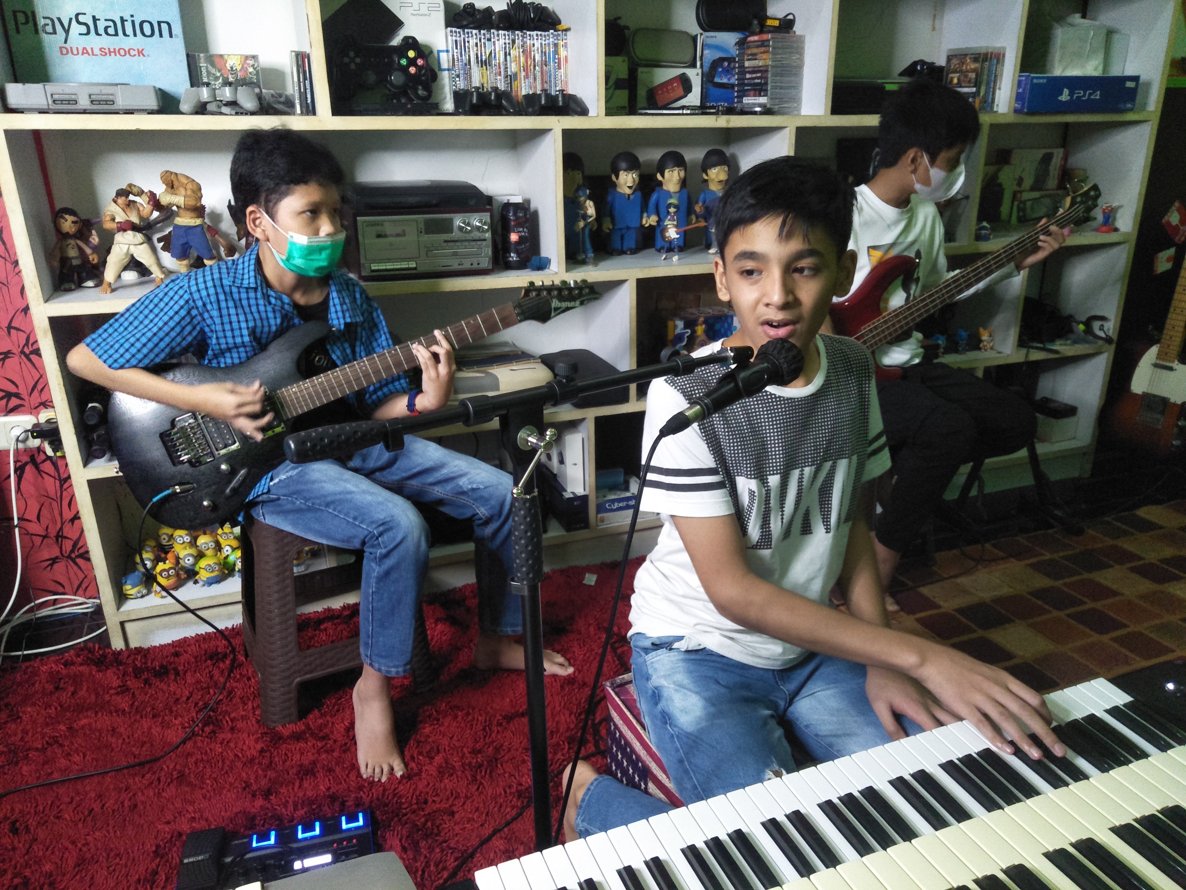 Sejumlah pelajar mengisi waktu luang mereka dengan bermain musik selepas belajar. 