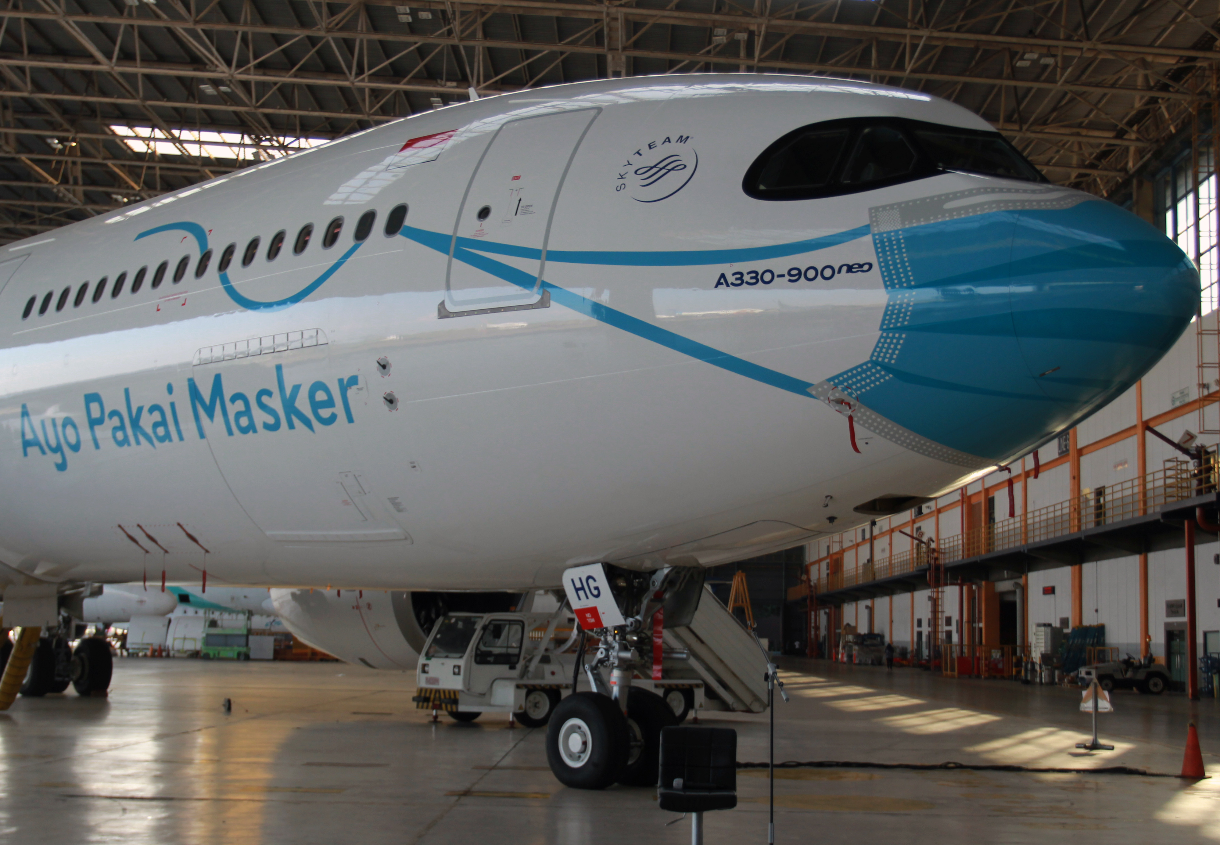 Pesawat Garuda diberi masker