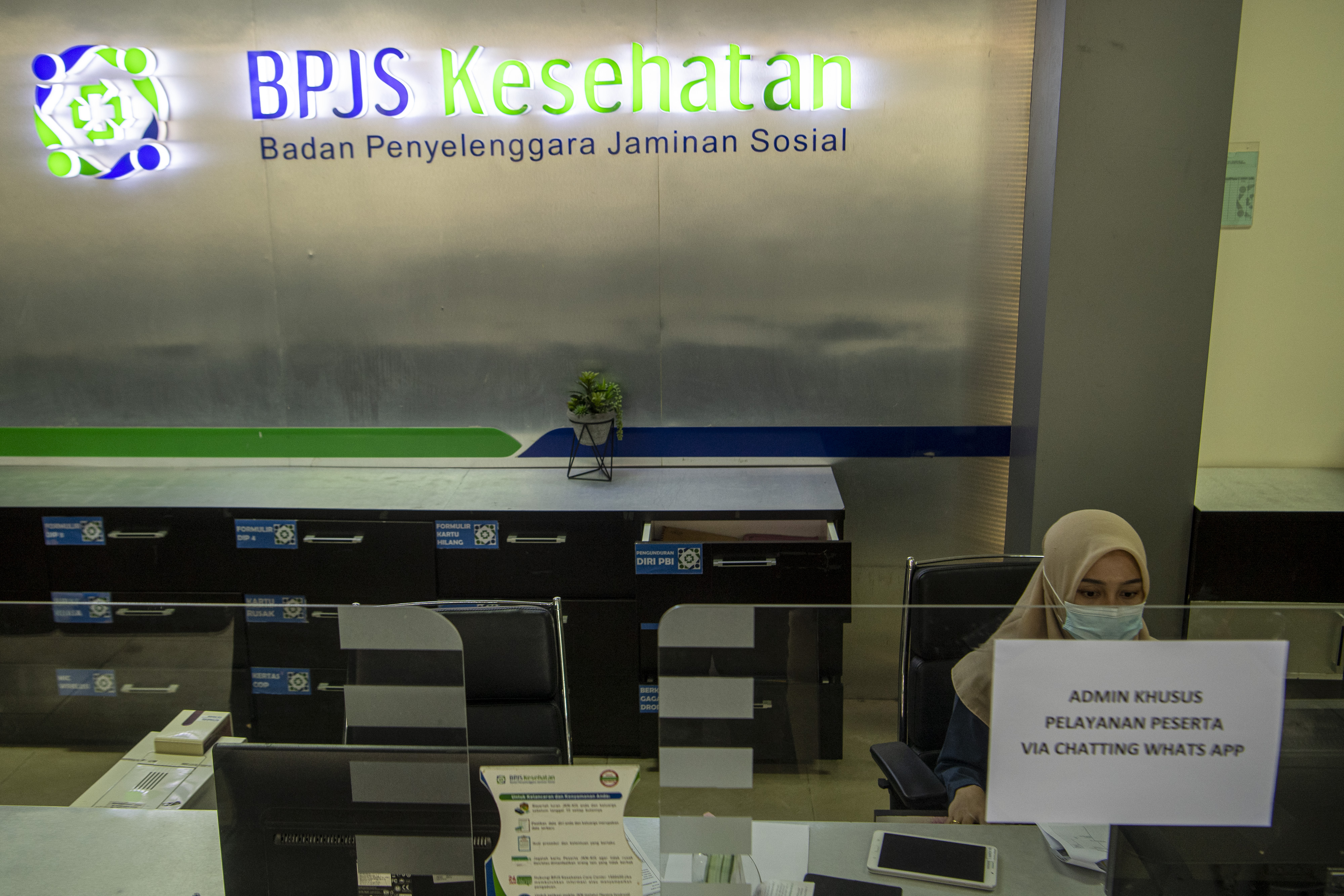 Pelayanan tanpa tatap muka di Kantor BPJS Kesehatan kantor cabang Palembang, Sumatera Selatan. Peserta dilayani melalui aplikasi Whatsapp. 