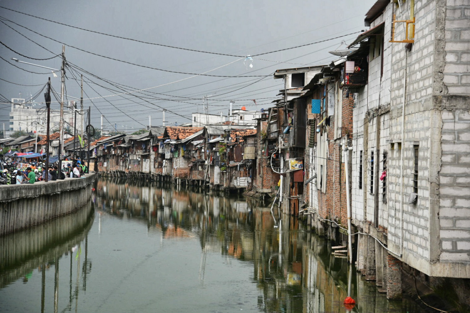 Pemukiman penduduk Kampung Bakti di bantaran Kali Roxi, Kecamatan Gambir, Cideng, Jakarta Pusat.