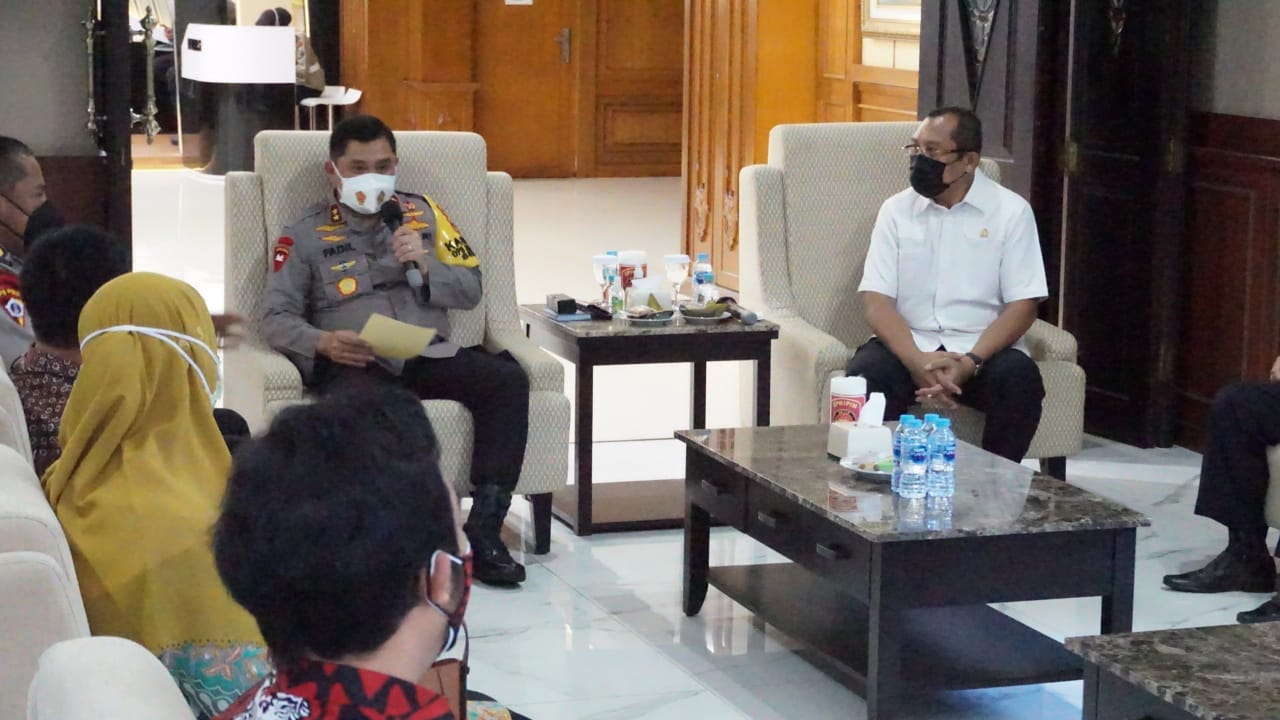Kapolda Jatim menerima Badan Pembentukan Peraturan Daerah (Bapemperda) DPRD Jawa Timur.