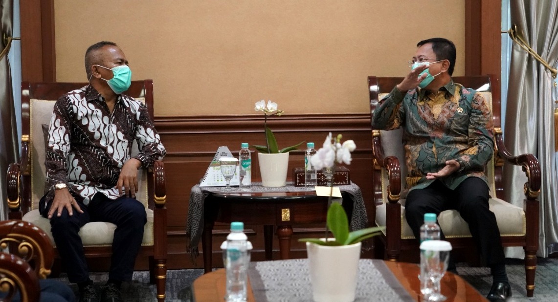 Ketua Umum PWI Pusat Atal S Depari (kiri) berbincang dengan Menkes Terawan Agus Putranto