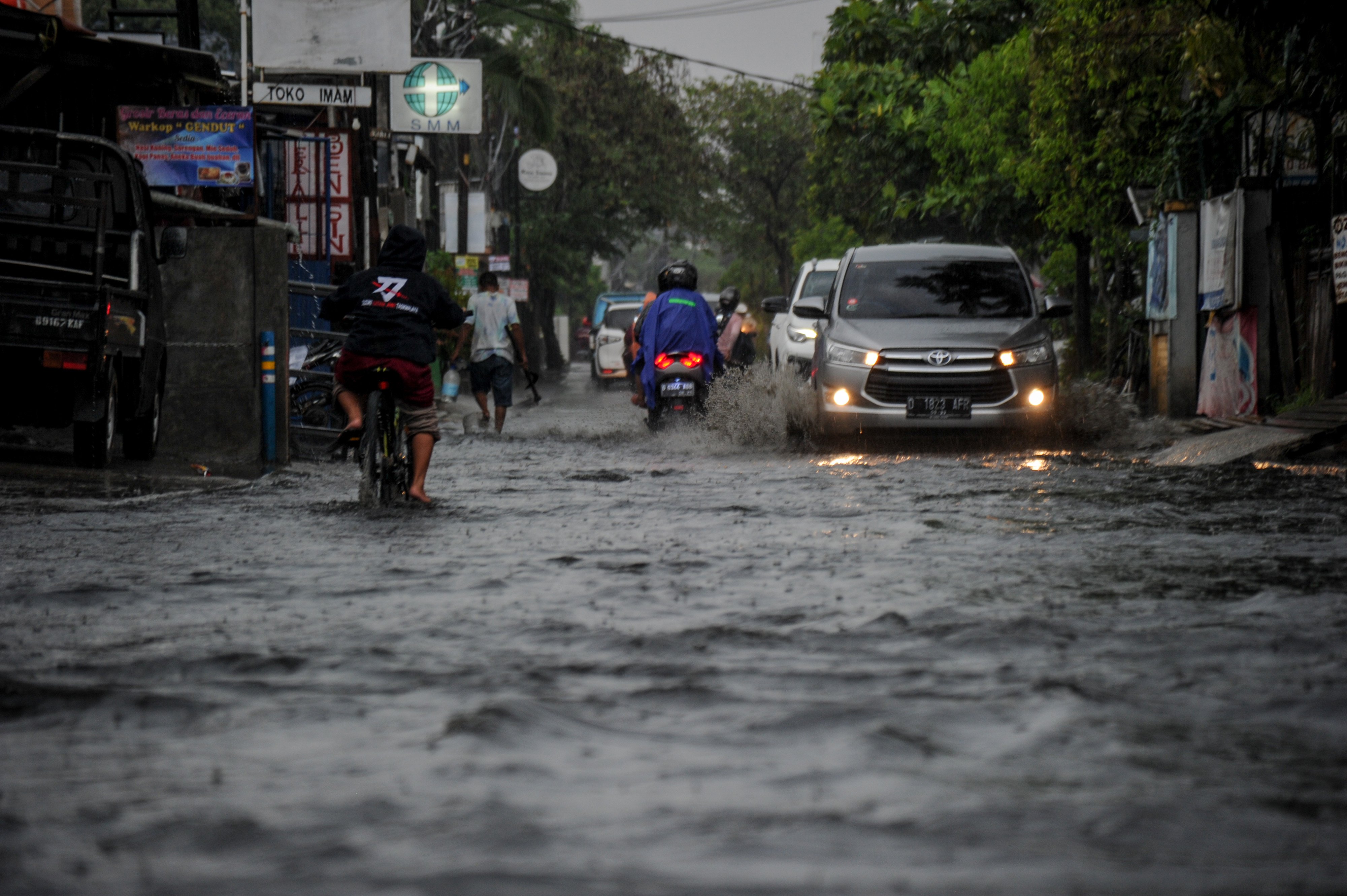 Kendaraan menerjang genangan air di Cingised, Bandung, Jawa Barat, Rabu (21/10). Genangan sering terjadi akibat saluran air mampet.