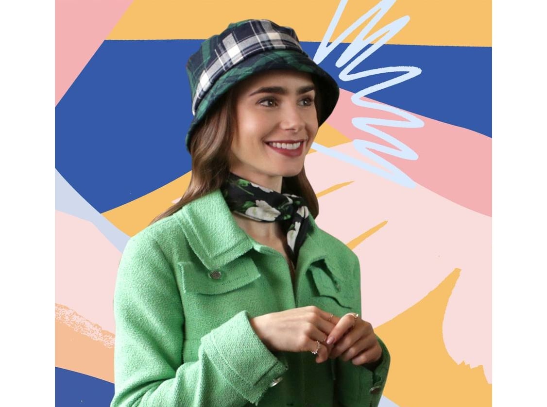 Bucket hat menjadi salah satu aksesori yang acap dipakai tokoh Emily dalam serial Emily in Paris (2020).